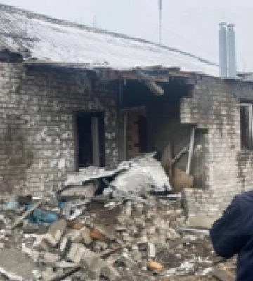 Правоохоронці документують наслідки обстрілу Купʼянського району, під час якого поранено мирну жительку