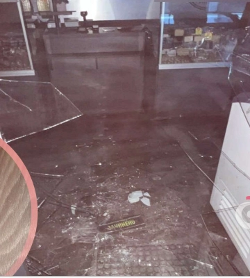 В Днепре на Нацгвардии ночью мужчина ворвался в магазин и ждал патрульных за прилавком