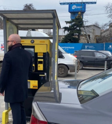 Мер Дніпра пояснив чому поновили плату за паркування у місті
