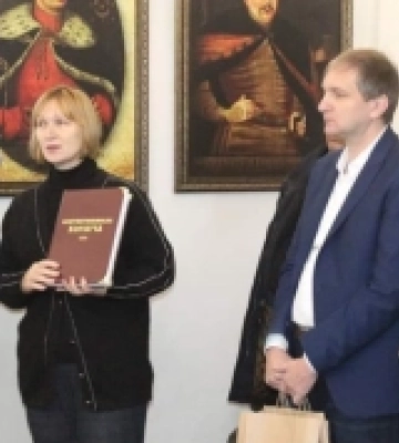 У музейний фонд Острога передали рідкісний рукописний збірник