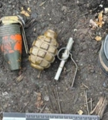 На блокпосту у Мукачівському районі в чоловіка виявили бойові гранати