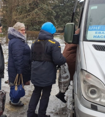 Із прифронтових міст Донеччини евакуювали ще понад 40 дітей