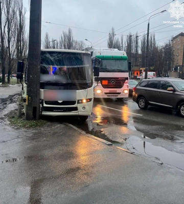 У Києві водій маршрутки в’їхав у електроопору (ФОТО)