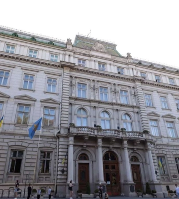 Более 1 млн грн в год потратила Львовская ОВА на закупку цветов, сувениров и грамот