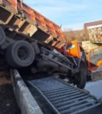 В Україні з вантажівки, що повисла з моста, врятували жінку