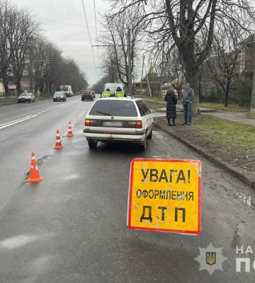 У Луцьку на пішохідному переході авто збило 13-річну дівчинку, її забрала швидка. Фото