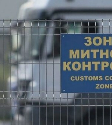 Контрабанда електронних сигарет на Чернівецькій митниці: двоє митників отримали підозри, керівника звільнено
