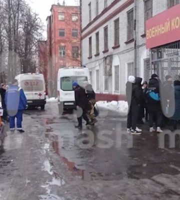 В РФ на посетителей военкомата упал лед