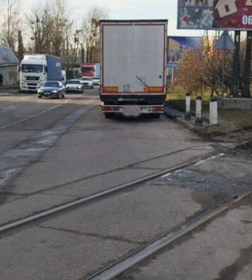 У Львові штрафують водіїв фур, які паркуються у спальних районах