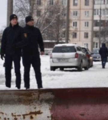 У Луцьку біля будинків демонтують обмежувачі руху, які заважають доїзду спецтехніки