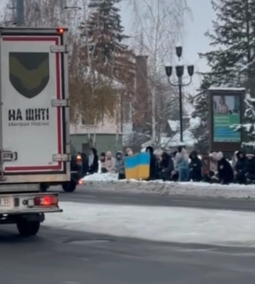 Місто завмерло: до Луцька за одну добу приїхали одразу три скорботні кортежі «на щиті». Відео