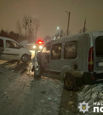 Во Львове произошло столкновение двух автомобилей &quot;Рено&quot;: один из водителей получил телесные повреждения, его госпитализировали