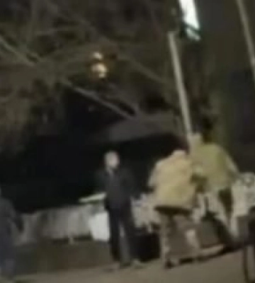 На Закарпатті перехожий побився із працівником ТЦК (ВІДЕО)