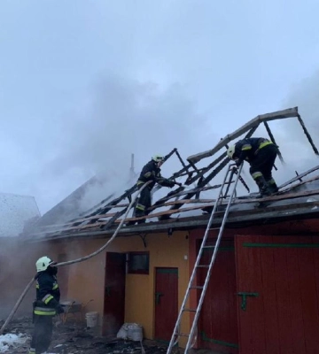 У Горбакові згорів дах господарчої будівлі