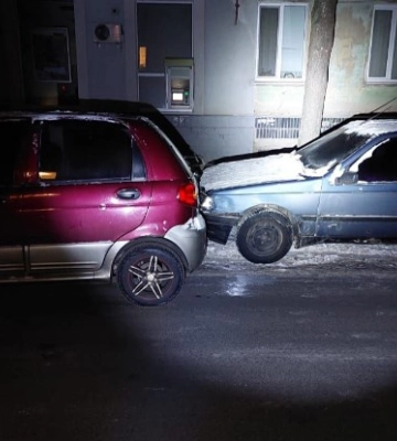 У Сумах п&#039;яний водій врізався у припарковану автівку