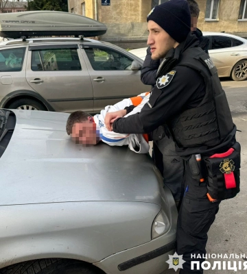 У Львові чоловіка примусово намагалися вивезти у "реабілітаційний центр", - ФОТО
