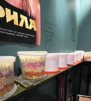Волонтери з Волині відправили військовим на фронт 200 кілограмів олів'є