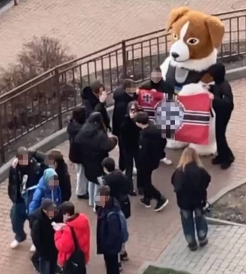 В Киеве подростки развернули флаг со свастикой: прокуратура начала расследование