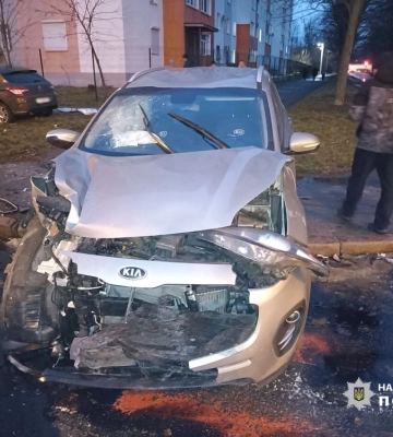 У Харкові внаслідок ДТП дві автівки вилетіли на пішохідний перехід: постраждало двоє людей