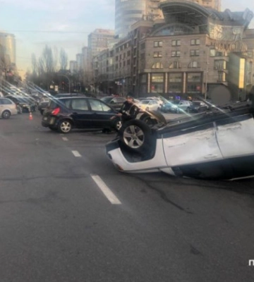 В Киеве произошло ДТП с опрокидыванием возле ТРЦ Универмаг Украина, видео