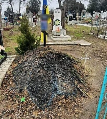 На Миколаївщині влаштували пожежу на могилі військового — поліція шукає зловмисників
