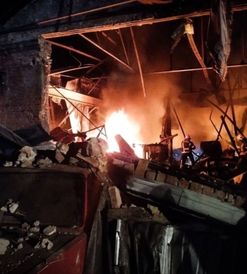 В Киевской области из-за падения обломков дронов загорелось предприятие – фото