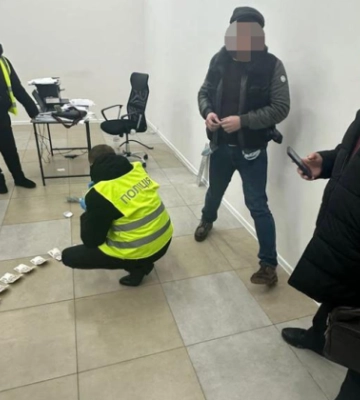 В Киеве мужчина за 12 тысяч гривен обещал решить вопрос с регистрацией авто: ему сообщено о подозрении