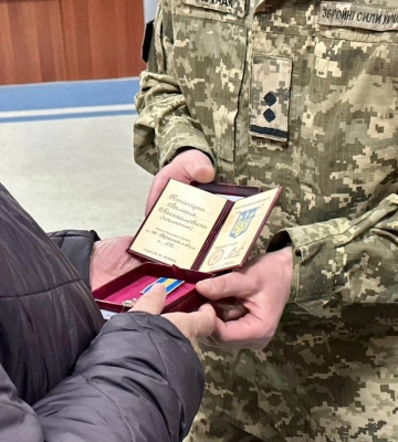 Матері загиблого воїна із Рівненщини вручили посмертну нагороду сина