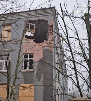 Рашисти вночі вдарили по медзакладу та житловому будинку в Херсоні. ВIДЕО