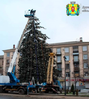 У центрі Дружківки засяяла вогнями новорічна ялинка