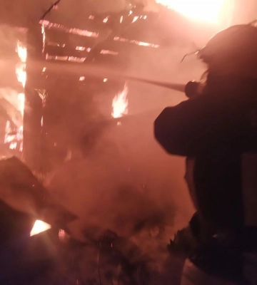 На Сумщині вогнеборці запобігли масштабній пожежі в житловому секторі (відео)