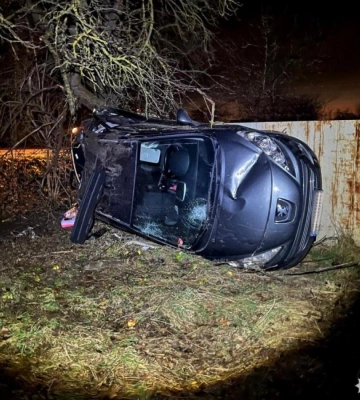 З’їхав у кювет та врізався у дерево: на Рівненщині трапилася ДТП з постраждалим