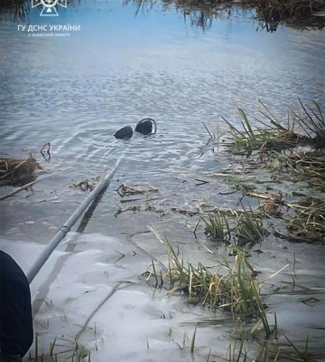 На Львівщині з озера витягнули потопельника