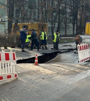 На Лукьяновке в Киеве частично перекрыли движение транспорта, в некоторых домах нет водоснабжения