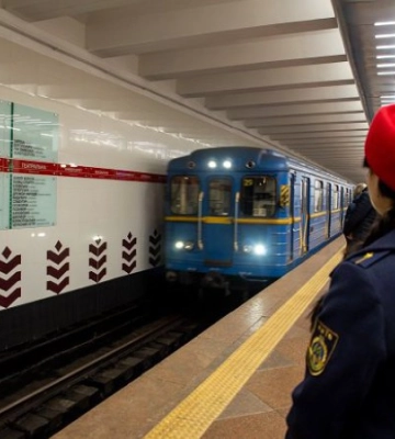 У тунелі київського метро експерти виявили наскрізні тріщини, які збільшуються
