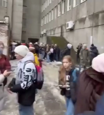 У Сумах школярі прийшли в укриття під час тривоги, а воно закрите (відео)