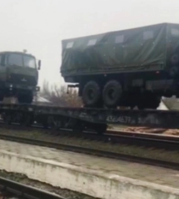 Оккупантов "загрузили" в поезд: "Атэш" обнаружил технику РФ на железной дороге в Крыму (видео)