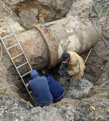 У Києві перекрили дорогу через аварію на водогоні