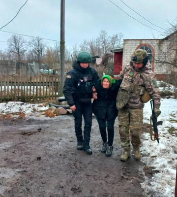 У Куп’янському районі поліцейські під обстрілами вивезли 83-річну жінку з травмою ноги