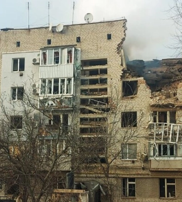 В Оріхові авіаційний снаряд влучив в багатоповерхівку 