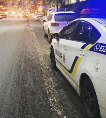 В Днепре пьяная женщина за рулем Audi протаранила автомобиль патрульных