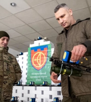 Кличко відвідав штаб сформованої у Києві бригади ТрО