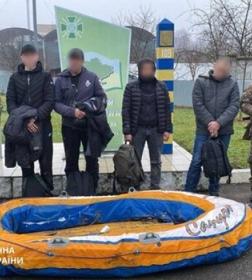 Мукачівські прикордонники затримали вісім осіб, що планували перетнути кордон