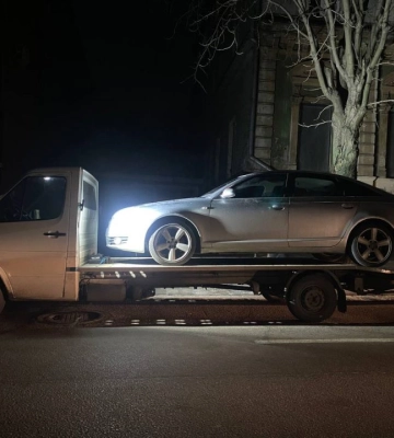 У Дніпрі позбавлена права керування водійка врізалась в авто патрульних