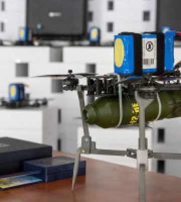 На кошти Києва 112-та окрема бригада ТрО закупила 1500 FPV-дронів та 200 квадрокоптерів: Кличко показав допомогу військовим. Фото