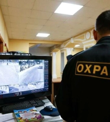 Оскорбляет и распускает руки: мелитопольцы возмущены наглостью охранника фейкового вуза