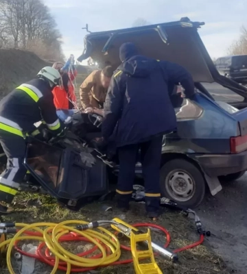 На Львівщині зіткнувся автомобіль з вантажівкою: є постраждалий