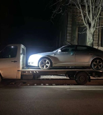 У Дніпрі п'яна жінка за кермом Audi протаранила автомобіль патрульних