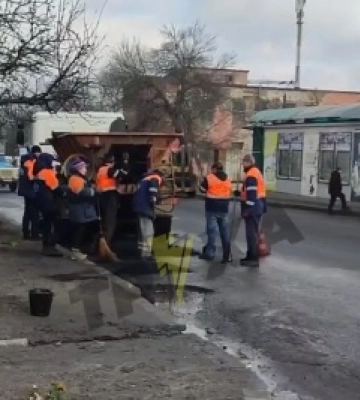Освоєння бюджетних коштів. У Миколаєві асфальт укладають в калюжі (ВІДЕО)
