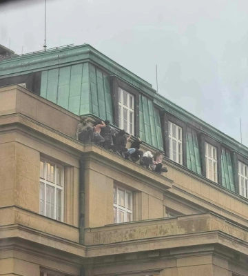 Студенты прятались от стрелка на карнизе крыши: подробности стрельбы в Праге 